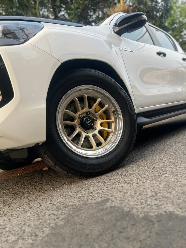 Toyota Hilux pelanggan DBMID dengan velg aftermarket dan kaliper Brembo