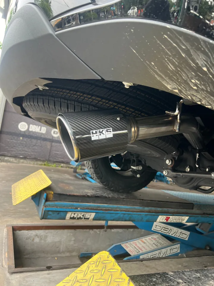 Knalpot HKS carbon terpasang di bengkel DBMID