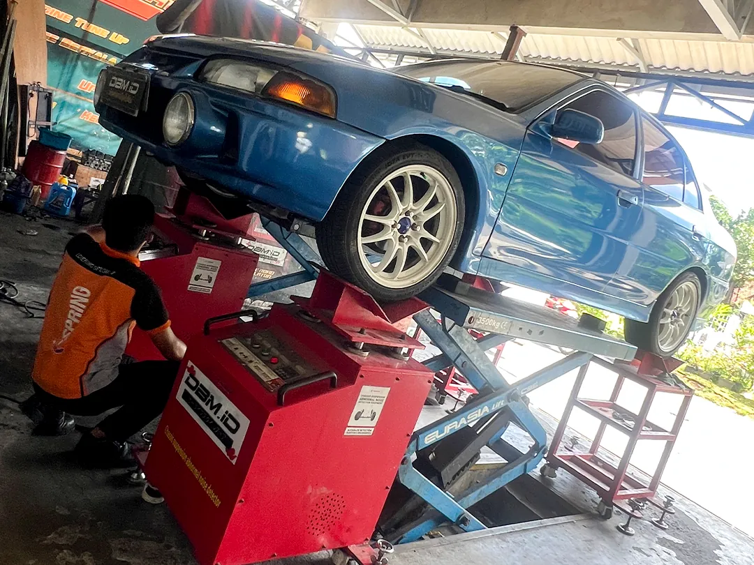Mobil dicek dengan Noise Road Simulator di DBMID